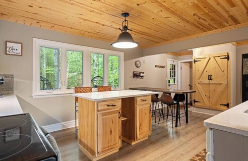 Ellsworth Cabina | Fall Escape | Steps to Lake MI w/ Hot Tub!