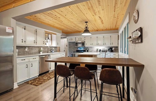 Ellsworth Cabina | Fall Escape | Steps to Lake MI w/ Hot Tub!
