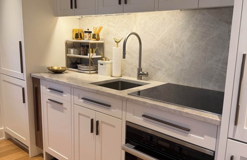 Ocean Grove Casa | Fall escape to Seaside Cottage blocks from the beach in Ocean Grove. Sleeps 2