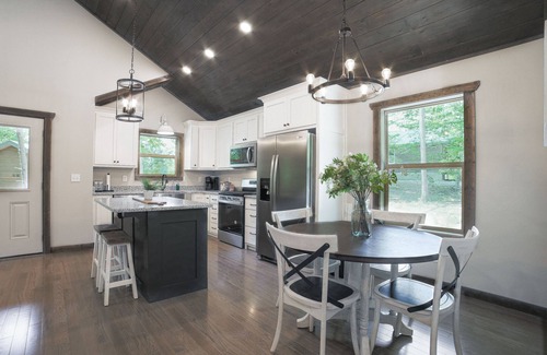 Murphy Cabina | Fall Escape to the Mountains of Murphy, NC Cabin with a Hot Tub and Fire Pit