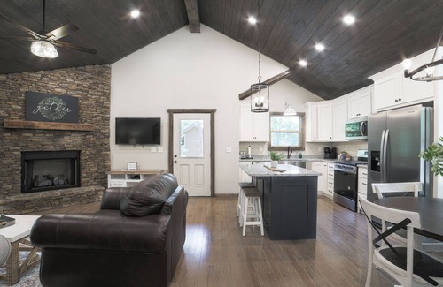 Murphy Cabina | Fall Escape to the Mountains of Murphy, NC Cabin with a Hot Tub and Fire Pit