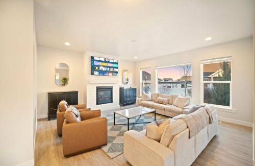 Orem Casa | Fall Family Retreat with Custom Sauna Theatre Lux MTN Spa Pool and Poker tables Stocked Kitchen and MORE