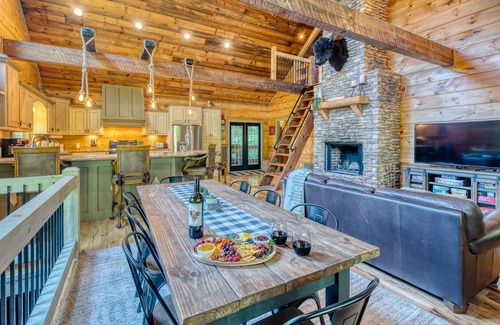 Blue Ridge Cabina | Fall Family Vacation | Arcade, Theater, Hot Tub, 4 Kings Aska Adventure Area