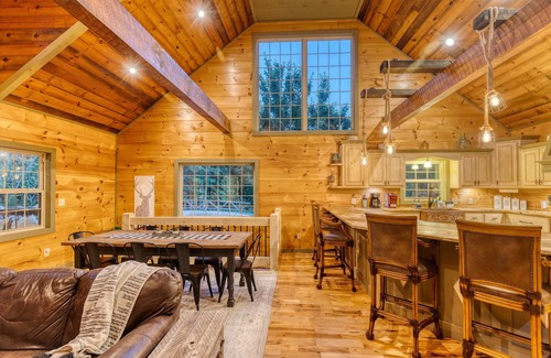 Blue Ridge Cabina | Fall Family Vacation | Arcade, Theater, Hot Tub, 4 Kings Aska Adventure Area
