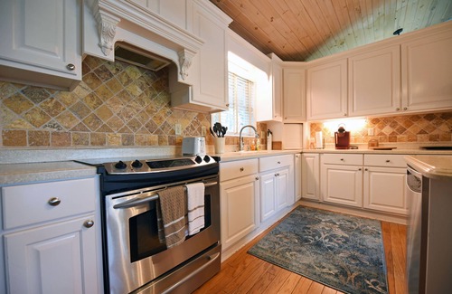 Blairsville Casa | Cozy 5 BR 3 Ba home directly on Lake Nottely with deepwater dock.