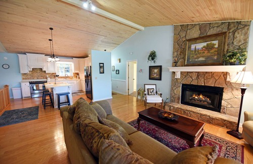 Blairsville Casa | Cozy 5 BR 3 Ba home directly on Lake Nottely with deepwater dock.