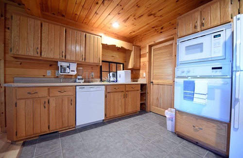 Blairsville Casa | Cozy 5 BR 3 Ba home directly on Lake Nottely with deepwater dock.
