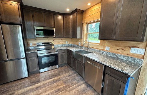 Colebrook Cabina | FALL FOLIAGE - Direct ATV Trail - CENTRAL AC - Cabin with Mountain Views & WiFi
