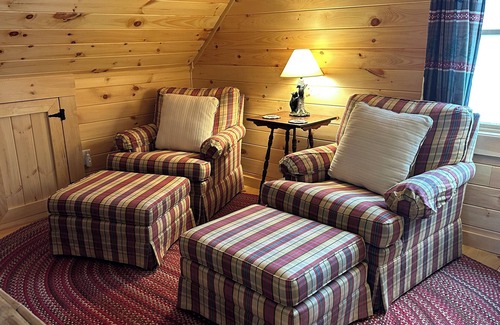 Colebrook Cabina | FALL FOLIAGE - Direct ATV Trail - CENTRAL AC - Cabin with Mountain Views & WiFi
