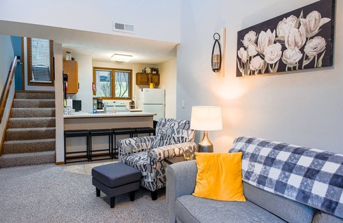 The Galena Territory Condominio | Fall Foliage Golf Course View - King Beds - Fireplace - Near Scenic Trails- Pool