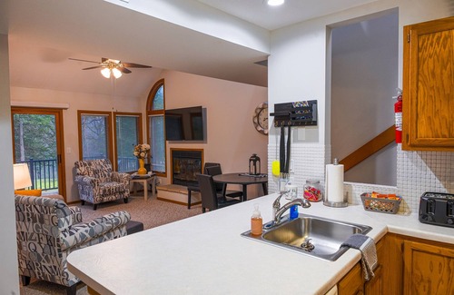 The Galena Territory Condominio | Fall Foliage Golf Course View - King Beds - Fireplace - Near Scenic Trails- Pool
