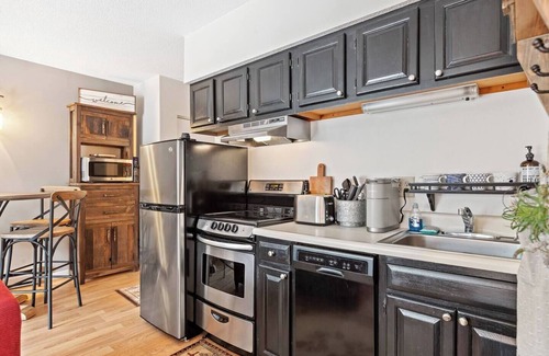 Lincoln Condominio | South Peak view Condo w/ Indoor and Outdoor Pool, HotTub and Deck. Walk to the swim hole!
