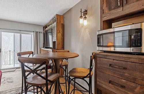 Lincoln Condominio | South Peak view Condo w/ Indoor and Outdoor Pool, HotTub and Deck. Walk to the swim hole!