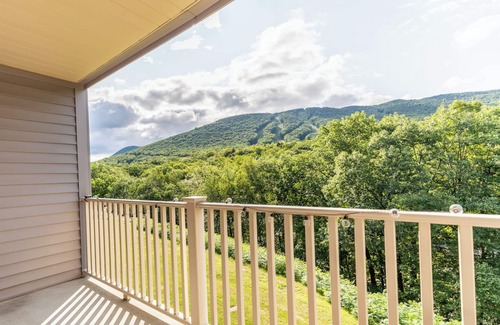 Lincoln Condominio | South Peak view Condo w/ Indoor and Outdoor Pool, HotTub and Deck. Walk to the swim hole!