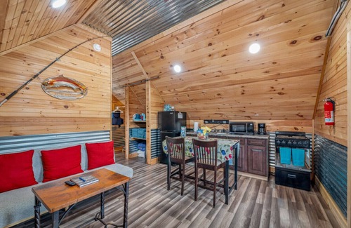 Bryant Casa | Fall Foliage Retreat: Hot Tub, Kayaks & Pond Deck