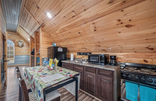 Bryant Casa | Fall Foliage Retreat: Hot Tub, Kayaks & Pond Deck
