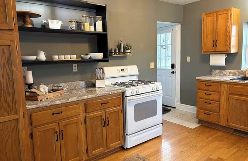 Aldrich Cabaña | Fall Foliage! Serenity Cottage on Stockton Lake. Walk to water Game Room Hot tub
