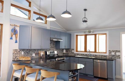 Lansing Casa | Stunning Sunsets, Fall Foliage, Gorge Hikes in a Contemporary Lakefront 3BR/3BA