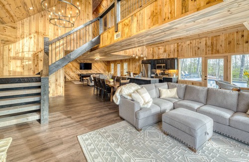 Unaka Cabina | POOL, Views, Outdoor fireplace & Hot Tub, Outdoor Kitchen and more!