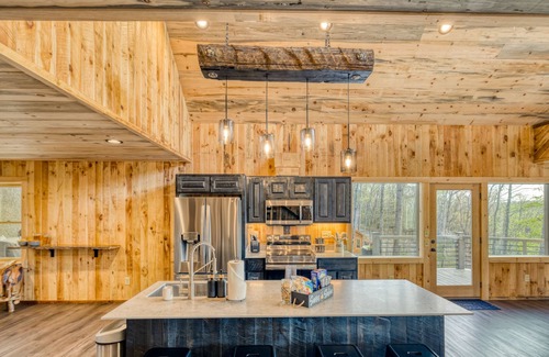 Unaka Cabina | POOL, Views, Outdoor fireplace & Hot Tub, Outdoor Kitchen and more!