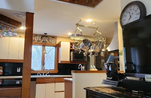 Glasgo Casa | FALL FUN HUB! MYSTIC CT, FOXWOODS, Clydes Cider Mill! Beautiful location!