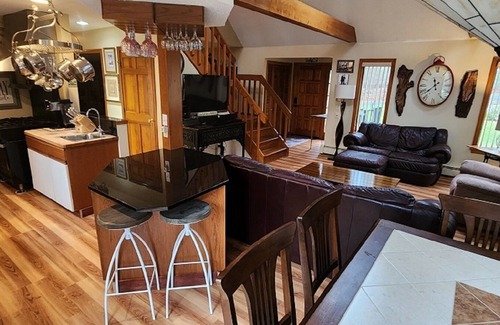 Glasgo Casa | FALL FUN HUB! MYSTIC CT, FOXWOODS, Clydes Cider Mill! Beautiful location!