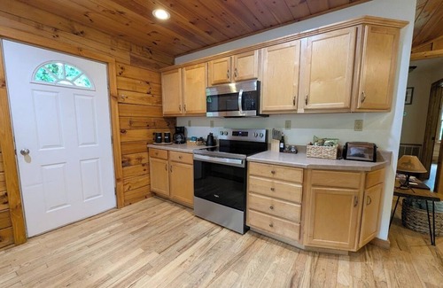 Whittier Cabina | Fall Getaway Cabin w/ hot tub - dog friendly!