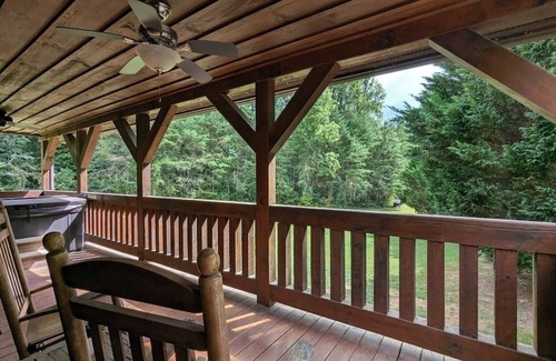 Whittier Cabina | Fall Getaway Cabin w/ hot tub - dog friendly!