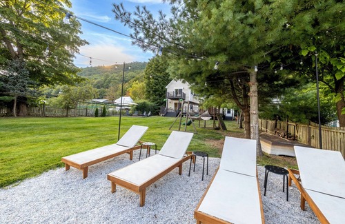 Greenwood Lake Casa | TRUE LAKEFRONT Getaway on Greenwood Lake. Just 50mi from NYC. @thelakehousegwlny