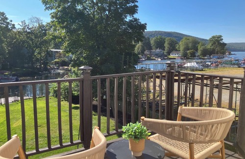 Greenwood Lake Casa | TRUE LAKEFRONT Getaway on Greenwood Lake. Just 50mi from NYC. @thelakehousegwlny
