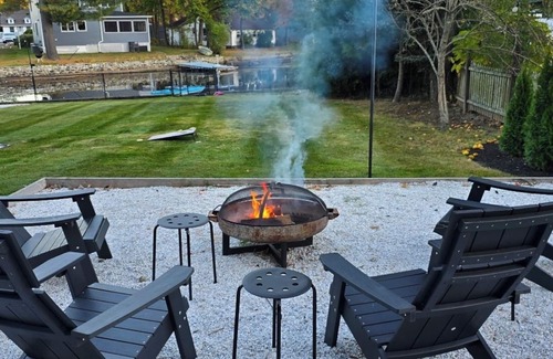 Greenwood Lake Casa | TRUE LAKEFRONT Getaway on Greenwood Lake. Just 50mi from NYC. @thelakehousegwlny