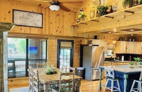 Jefferson Casa | FALL!!! HOT TUB!! FIRE PIT! Getaway at this Epic Waterfront Home!!