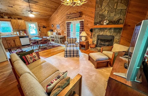Jefferson Cabina | Fall in Love Again at Edelweiss This Sept in the Carolina Mountains