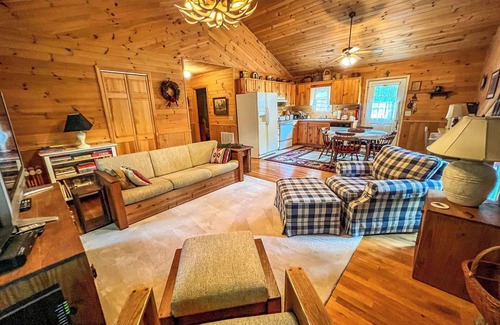 Jefferson Cabina | Fall in Love Again at Edelweiss This Sept in the Carolina Mountains