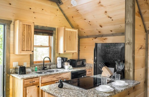 Pittman Center Cabina | Fall in Love at Sunset Studio - Private and Relaxing