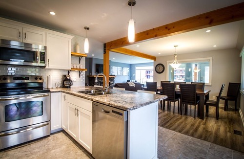 Revelstoke Casa | Fall Line Guesthouse | 4 Bedroom - 2 Bathroom - Hot Tub - Downtown