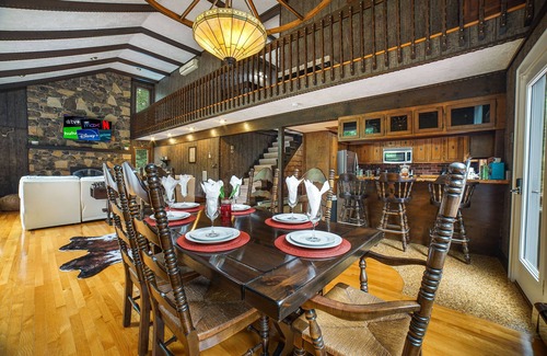 Hawley Cabina | Fall Lodge Retreat: 3-Acre, Hot Tub & Firepit
