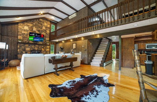 Hawley Cabina | Fall Lodge Retreat: 3-Acre, Hot Tub & Firepit