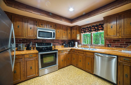Hawley Cabina | Fall Lodge Retreat: 3-Acre, Hot Tub & Firepit