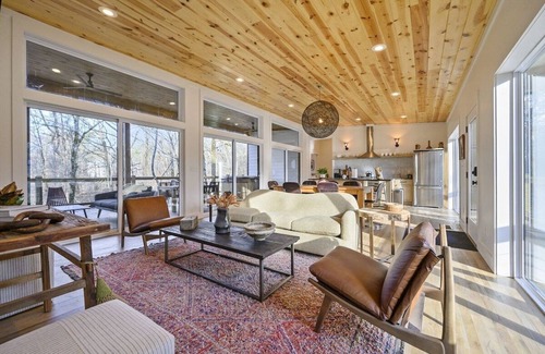 Broken Bow Cabina | Summer Retreat: Chill by the Pool, Compete on the Court