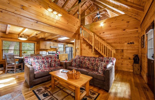 Gatlinburg - Pigeon Forge Cabina | Log Cabin w/Mtn Views, Wood Fireplaces, Hot Tub, Pools, Pool Table, Pickleball