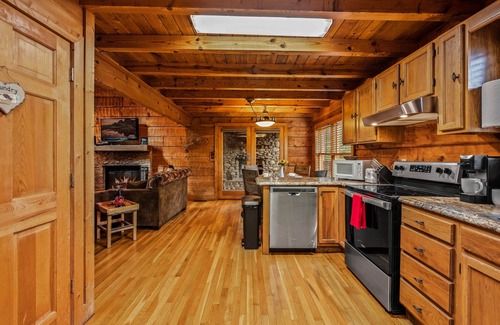 Gatlinburg - Pigeon Forge Cabina | Log Cabin w/Mtn Views, Wood Fireplaces, Hot Tub, Pools, Pool Table, Pickleball