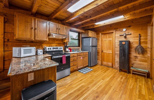 Gatlinburg - Pigeon Forge Cabina | Log Cabin w/Mtn Views, Wood Fireplaces, Hot Tub, Pools, Pool Table, Pickleball