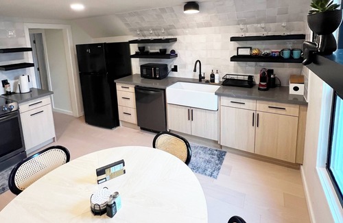Hilltop Casa | NEW Robin's Roost 1BD Where Comfort and Charm Meet