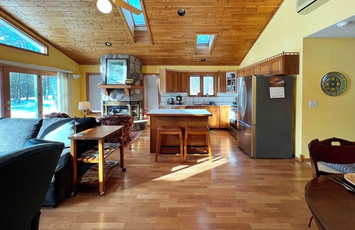 Ely Cabina | Last Min. Deals! Bright & Cheery Lakeside House on Bear Island Lake