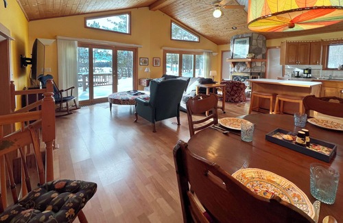 Ely Cabina | Last Min. Deals! Bright & Cheery Lakeside House on Bear Island Lake