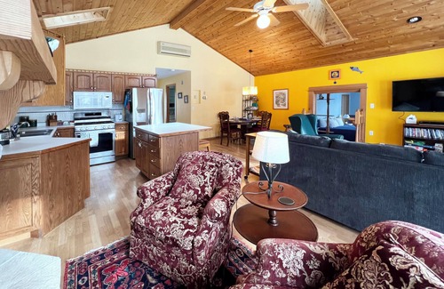 Ely Cabina | Last Min. Deals! Bright & Cheery Lakeside House on Bear Island Lake