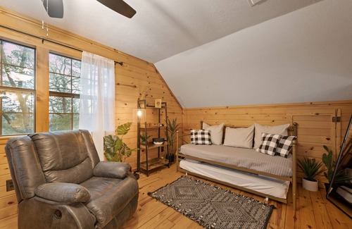 Broken Bow Cabina | 🍁 Fall specials! Updated Cabin 🪵 Creek 🏞 🔥 pit 🍁