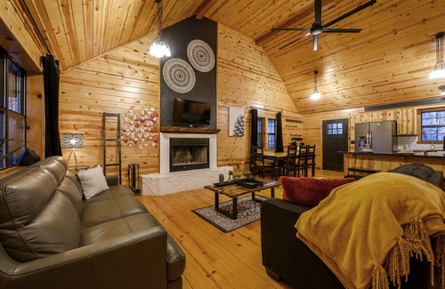 Broken Bow Cabina | 🍁 Fall specials! Updated Cabin 🪵 Creek 🏞 🔥 pit 🍁