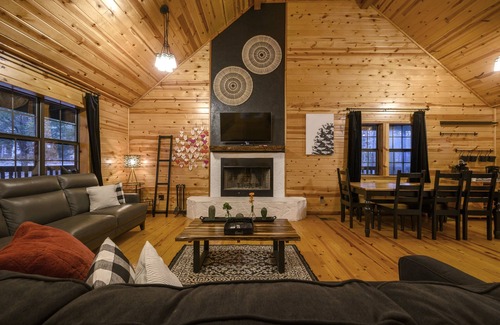 Broken Bow Cabina | 🍁 Fall specials! Updated Cabin 🪵 Creek 🏞 🔥 pit 🍁